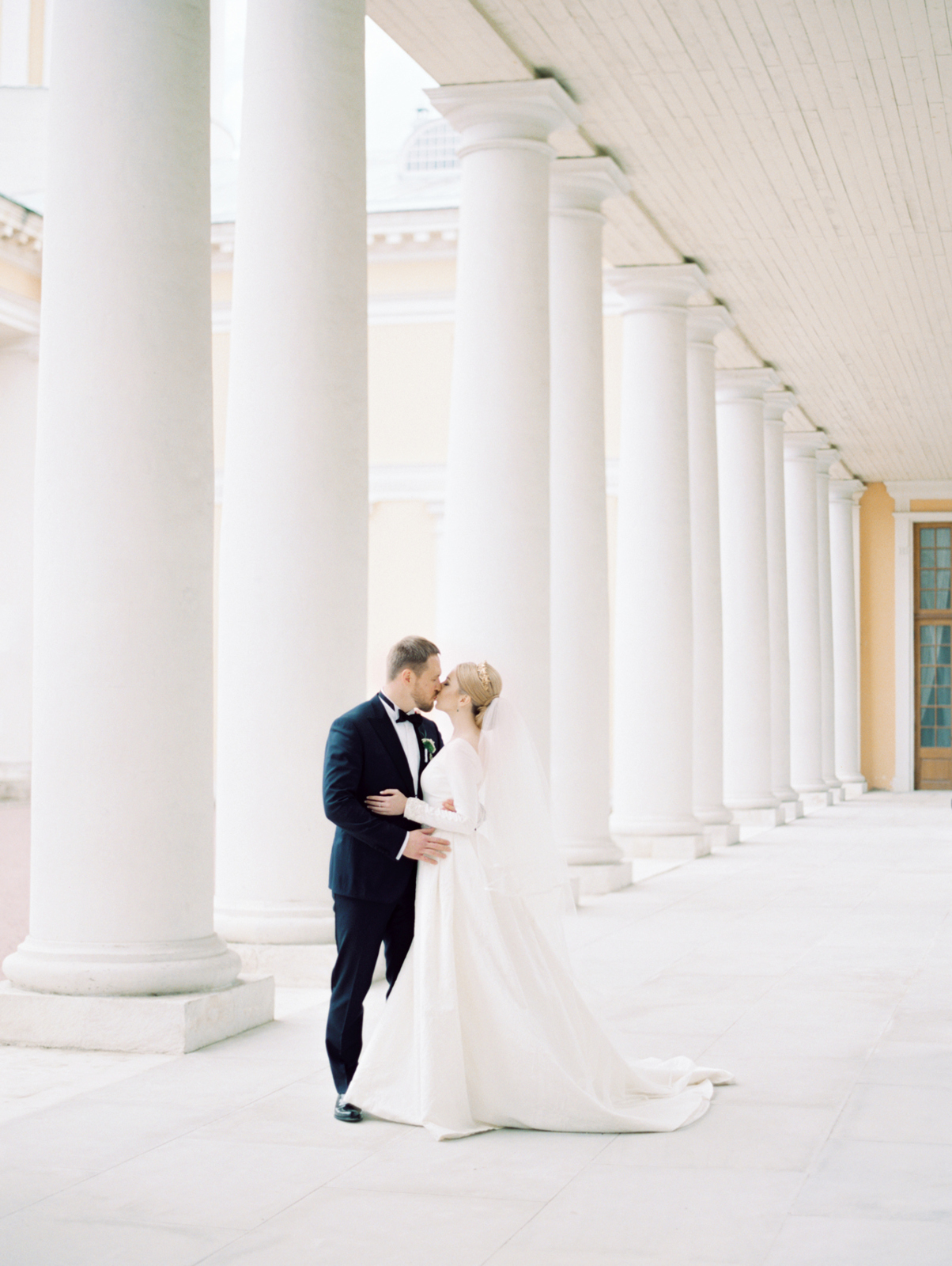 kissing couple in colonnade